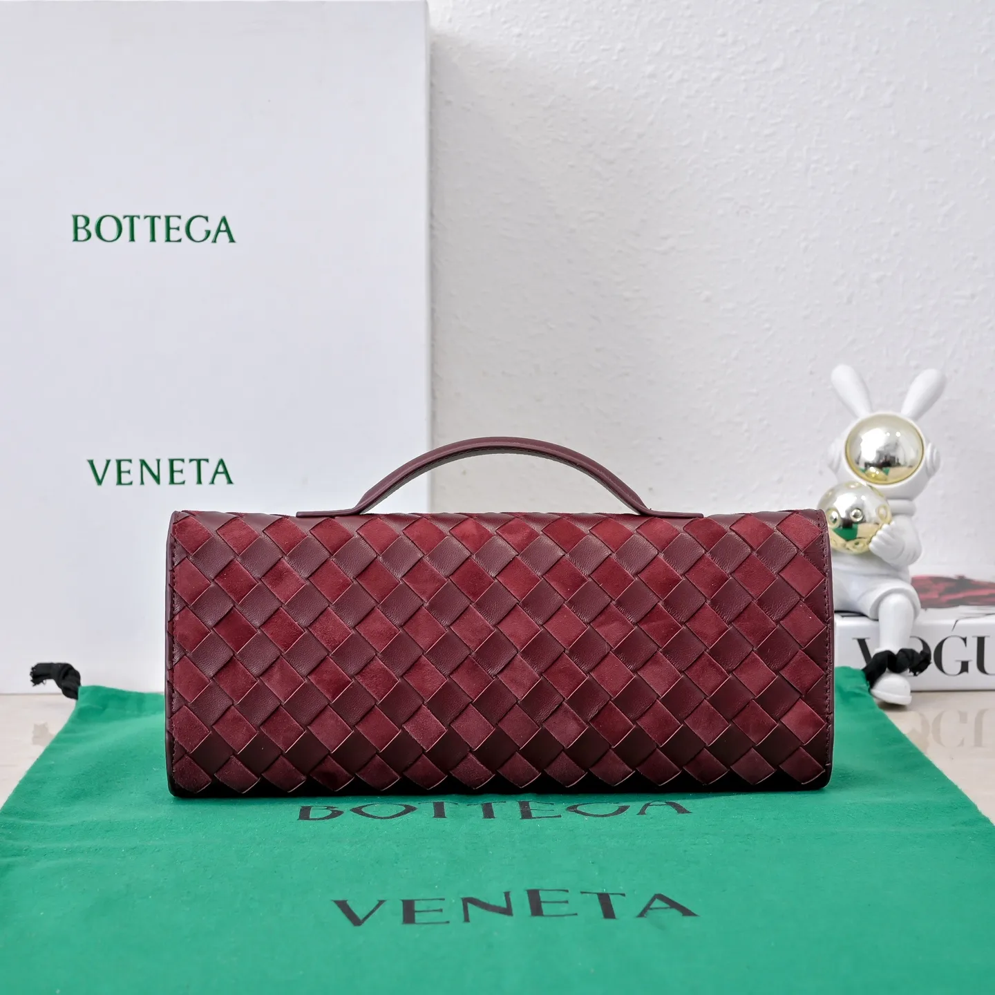 Batch 1360 #Bv New Deerskin Clutch 🎈 The deerskin brown bag with extra points for autumn and winter is so beautiful~🍂 Made of classic woven sheepskin and deerskin, it looks like Maillard for autumn and winter🤎 It can be held by hand, carried by hand or carried under the arm. The metal knot embellishment exudes temperament and nobility~ , equipped with a zipper compartment inside, it is a good companion for your daily life🧑‍❤️‍💋‍🧑, whether you are walking on the red carpet or attending a dinner, it will add a unique charm to you💞 Model: 741511 Size: 31x13x3